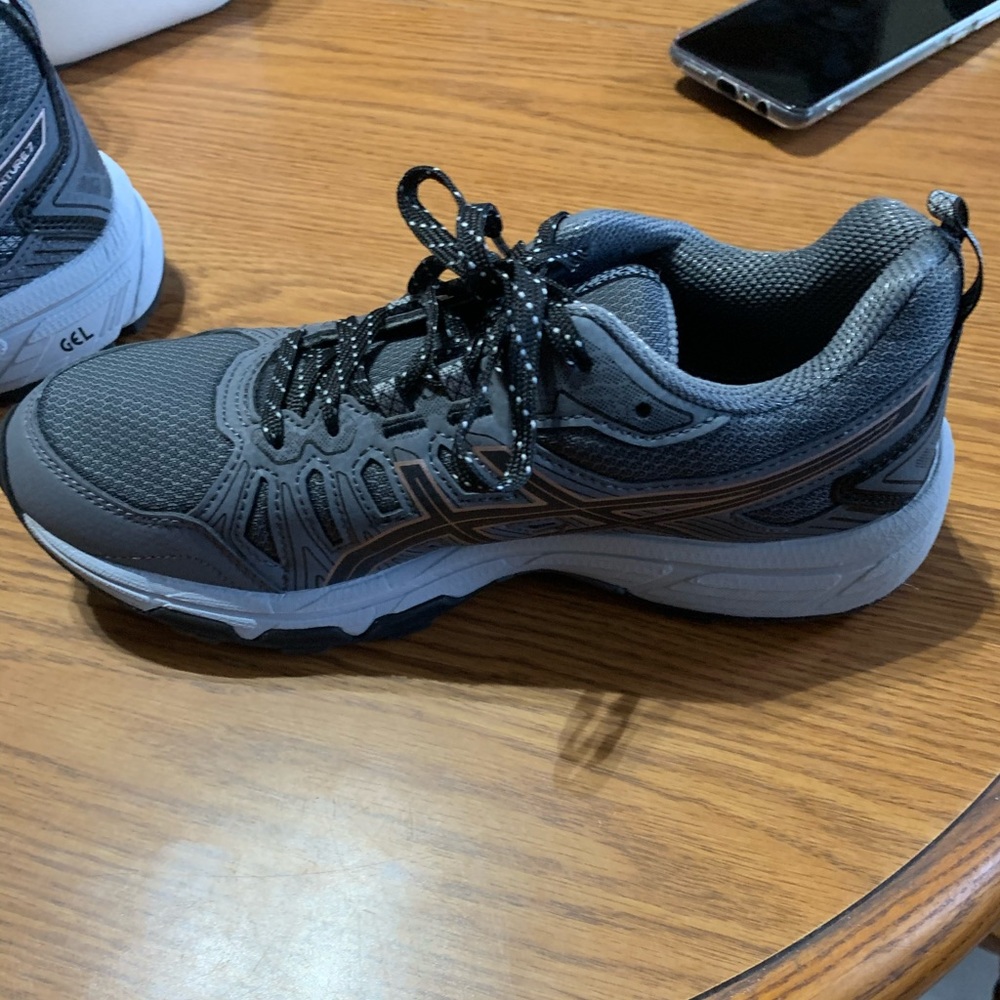 Women’s ASICS - Picture 2 of 5